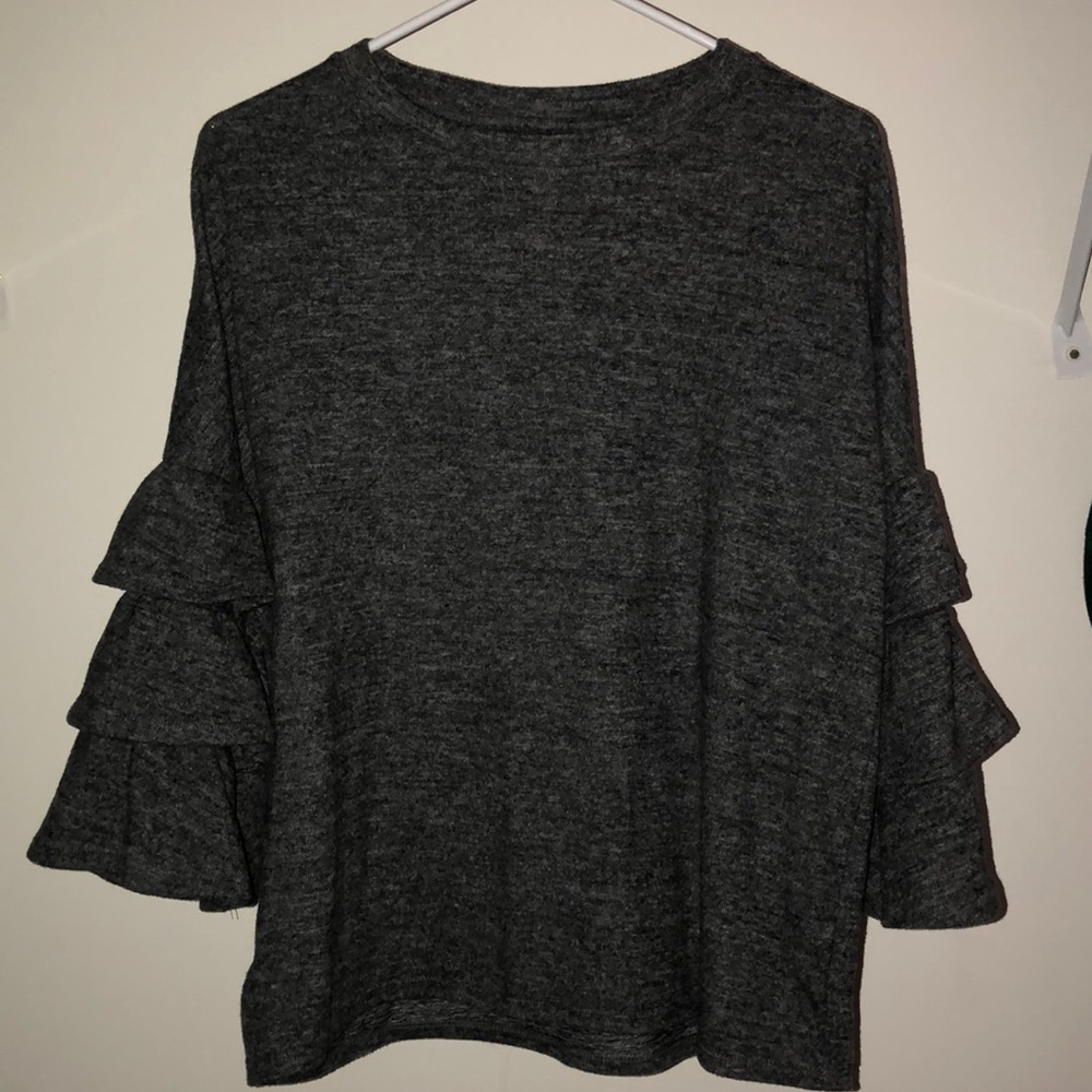 Grey sweater shirt with ruffled sleeves